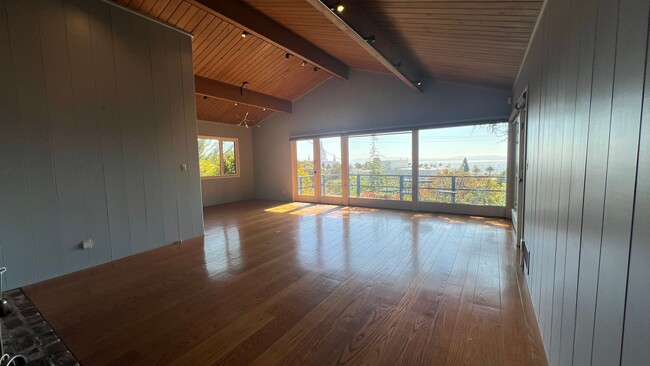 Building Photo - Mid-Century homes Rarely Available with Expansive Bay Views