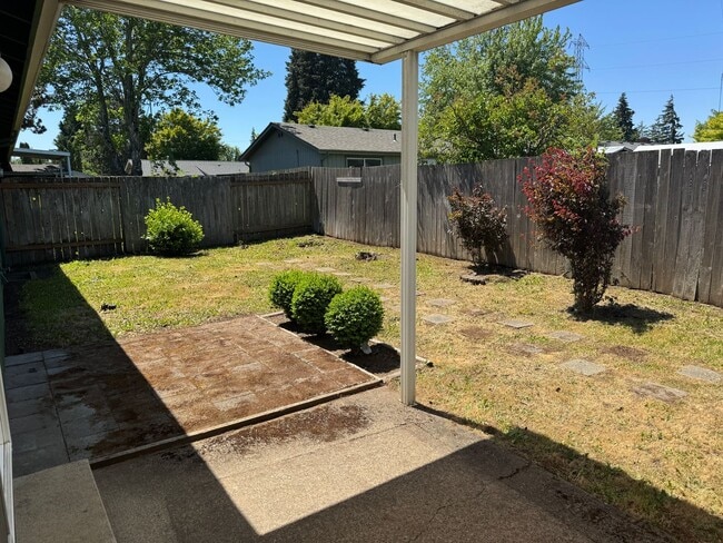 Building Photo - 2-bedroom/1 bathroom duplex with garage and shed!