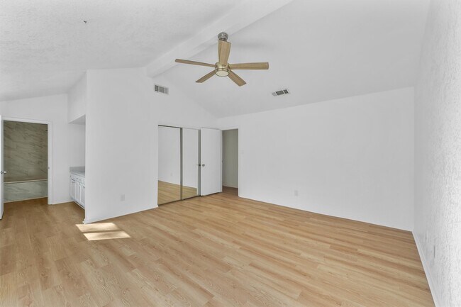 Building Photo - 3223 Deer Valley Dr