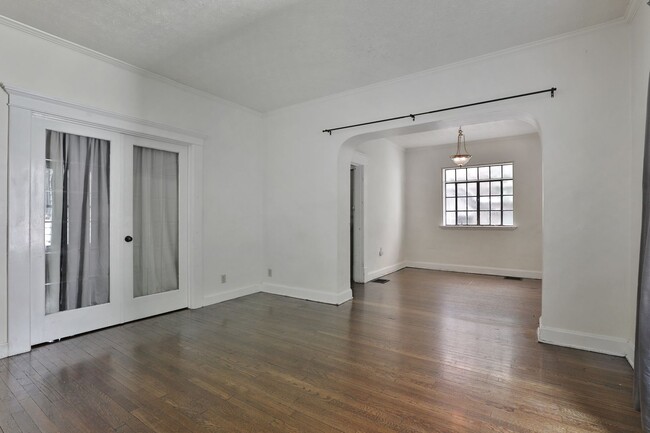 Building Photo - 5br,1.5ba, FREE off-street parking, huge f...