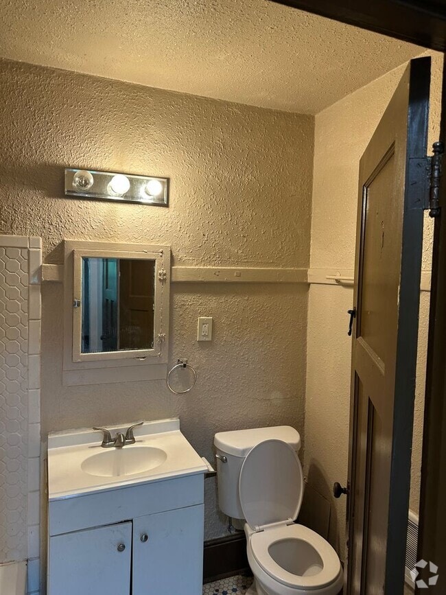 Building Photo - 2-Bedroom Apartment for Rent – $845 – Incl...