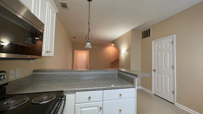 Building Photo - 2 Bedroom, 2.5 Bathrooms Townhome in the Heart of Savannah's Southside