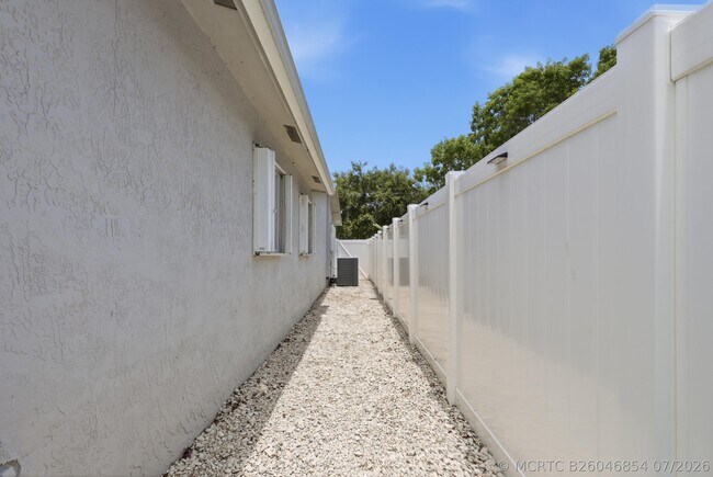 Building Photo - 128 NW 10th Ave