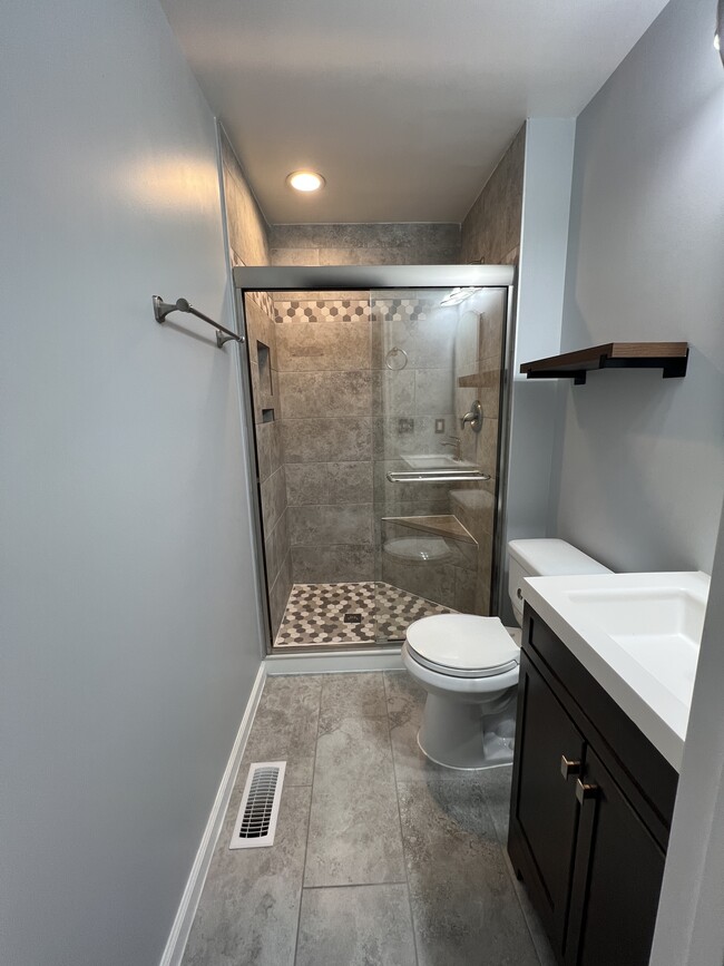 Master Bath - 7711 Heatherside Ln