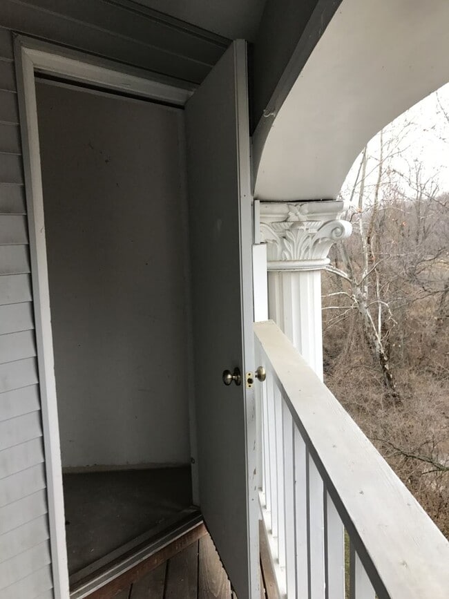 Building Photo - Gorgeous Renovated Condo in Creve Coeur Cr...