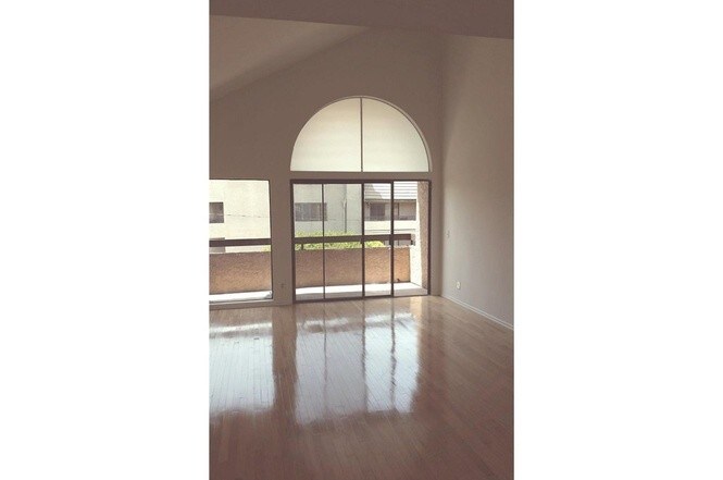 living room with vaulted high ceiling - 14572 Dickens St