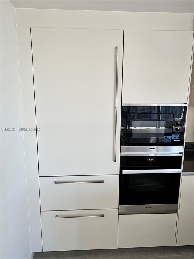 Building Photo - 1000 Brickell Plaza