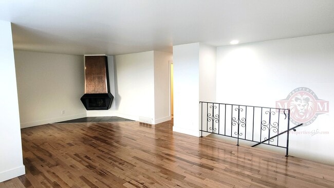 Building Photo - Remodeled 3 Bd 2 Ba Duplex Above Foothill