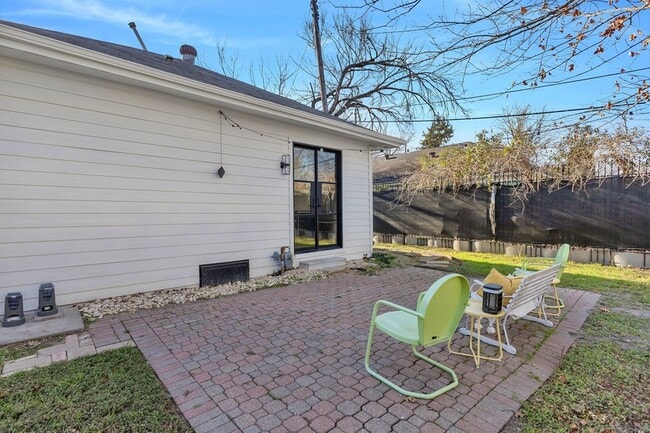 Building Photo - 302 S Saint Mary Ave