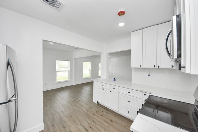 Building Photo - 1203 W 6th St