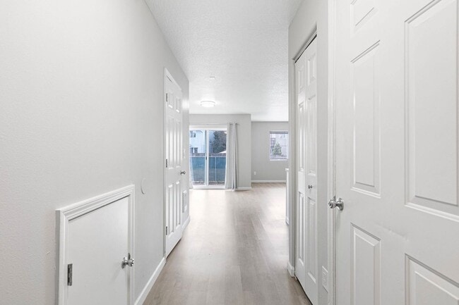 Building Photo - Fantastic 3-Bedroom, 1.5-Bath Duplex With landscaping Included!