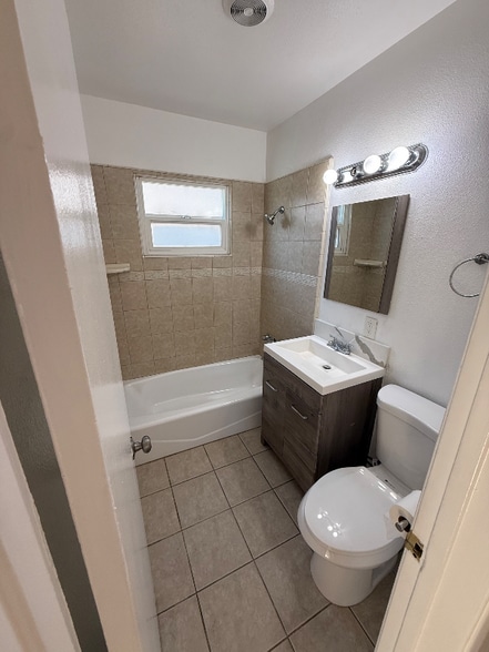 Building Photo - 1051 E Badillo St