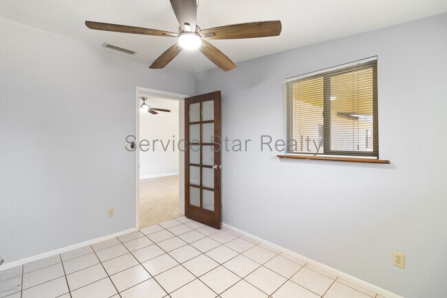 Building Photo - 713 W Alamo Dr