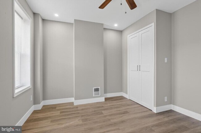 Building Photo - 2422 S Iseminger St