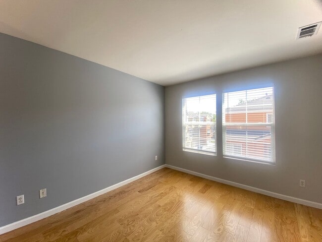 Building Photo - 2-Bedroom + Loft Condo for rent! Downtown ...