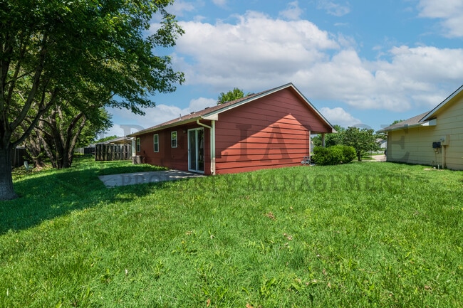 Building Photo - 5915 E Pembrook Cir