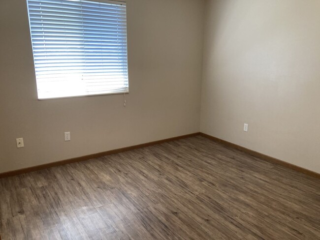 Building Photo - East side 2 bedroom Condo in Iowa City. Ga...