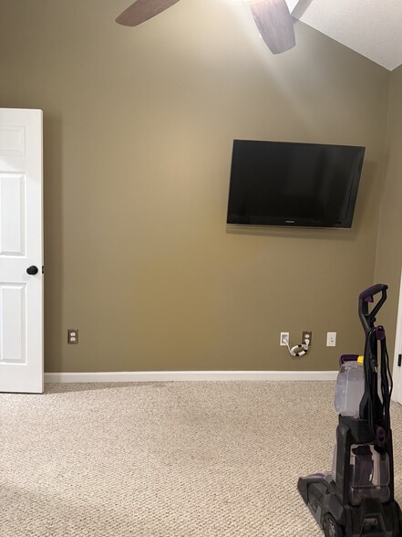 Master bedroom - 203 Lyons Cove Dr