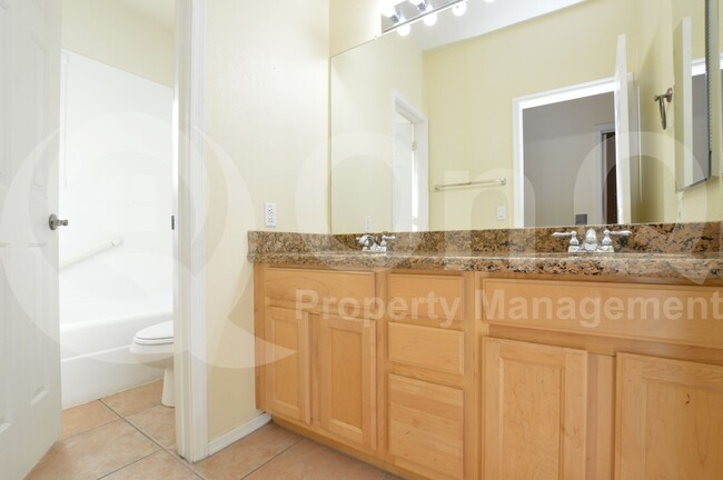 Building Photo - 727 S Peppertree Dr