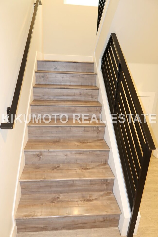 Building Photo - Modern & Elegant Tri-level home in the Riverside Terrance Community