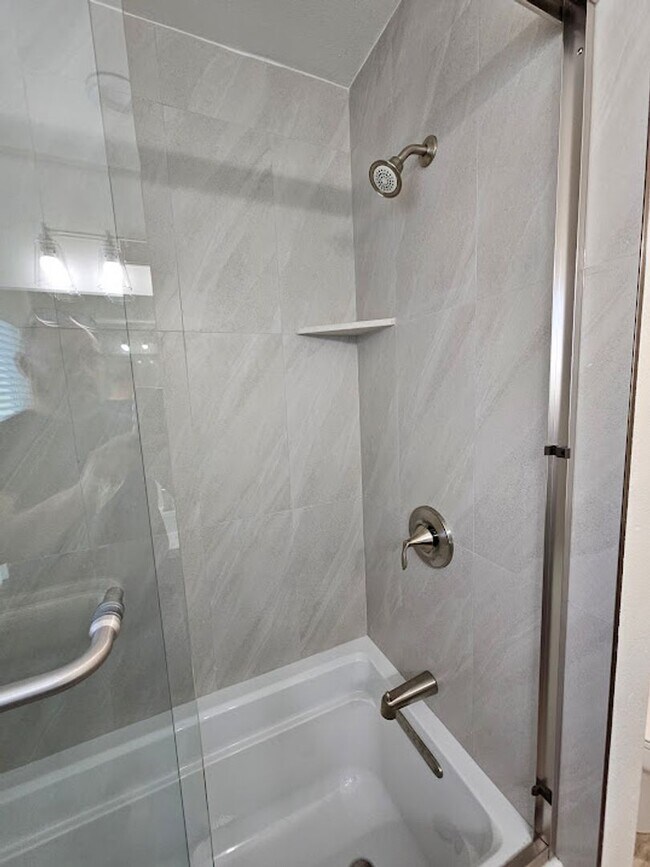 Building Photo - Newly Remodeled 2 Bedroom / 1 Bath! Call o...