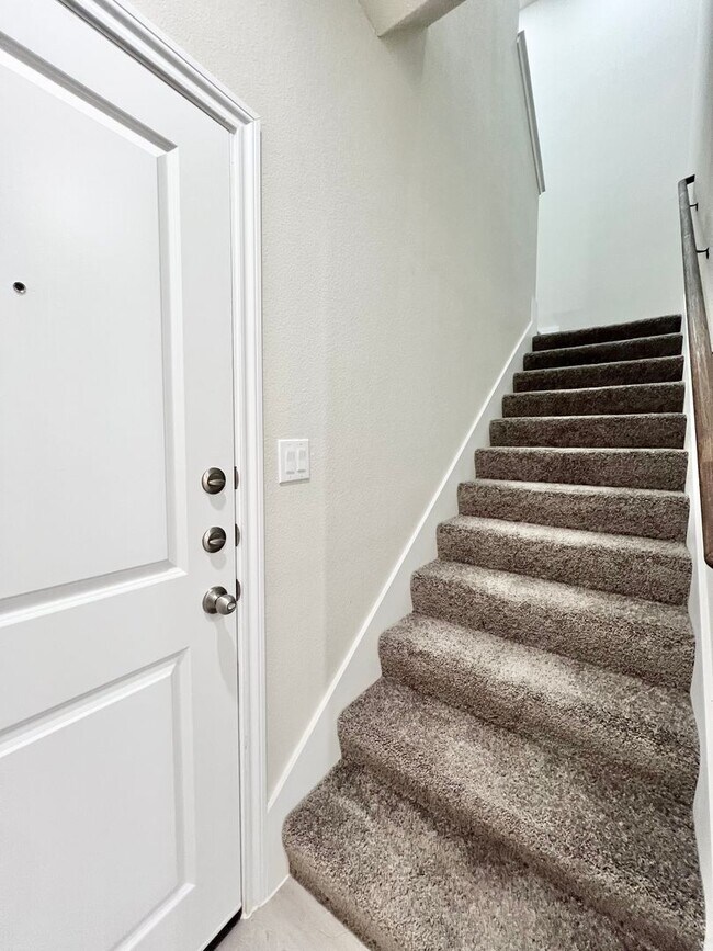 Building Photo - Brand New Duplex in New East Parks Community