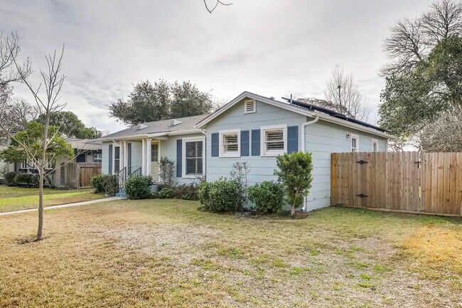 Building Photo - Charming 2 BR / 1 Bath in highly desirable Terrell Heights of San Antonio!