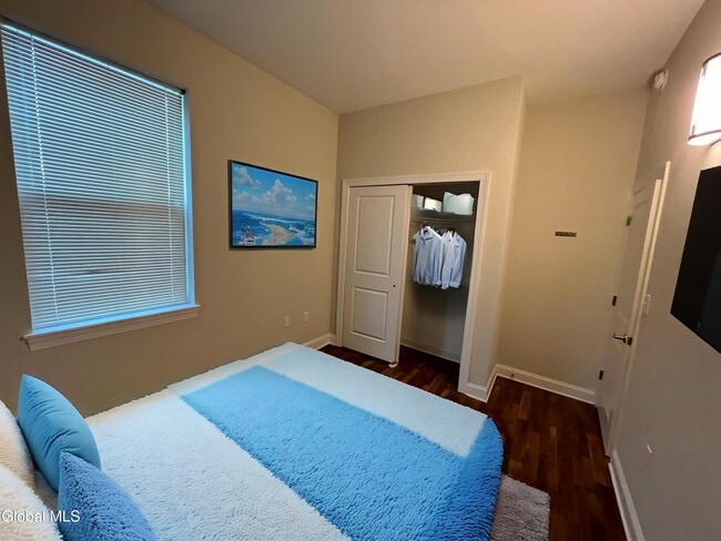 Building Photo - 733 Broadway