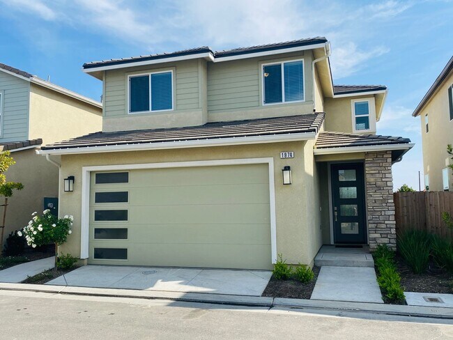 Building Photo - $2,395 Alluvial & Fowler, 3 Bedroom Home -...