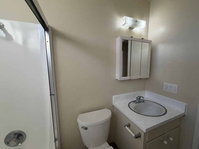 Building Photo - Wonderful 1 Bedroom 1 Bath Upstairs Corner Unit