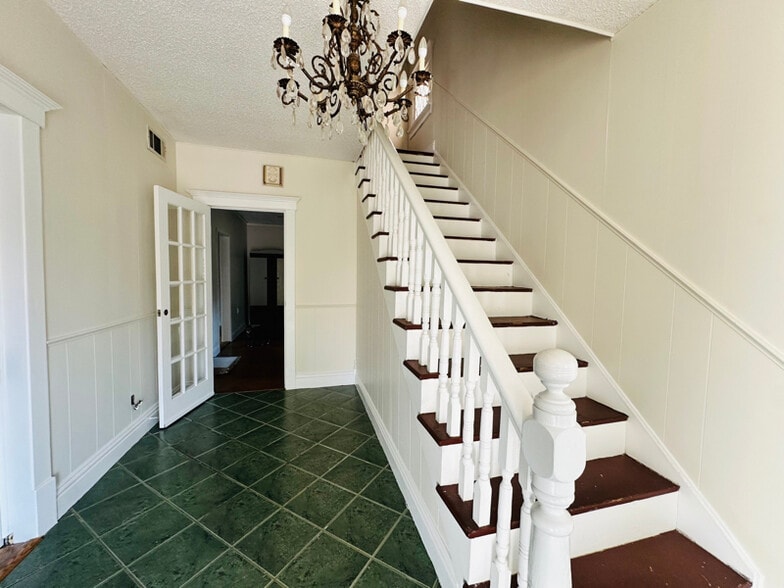 Building Photo - 615 NW Arlington Ave