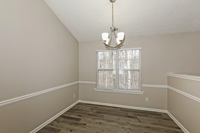 Building Photo - 587 Rosewood Cir