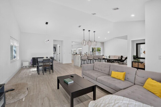 Building Photo - 16709 SW 5th Ct