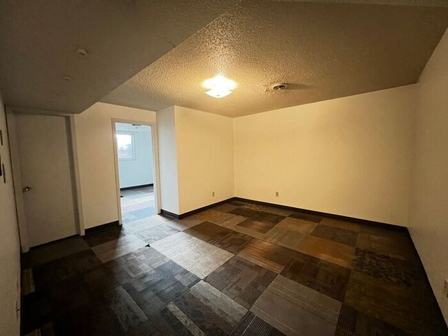 Building Photo - $1,395 | 3 Bedroom, 1.5 Bathroom Townhome ...