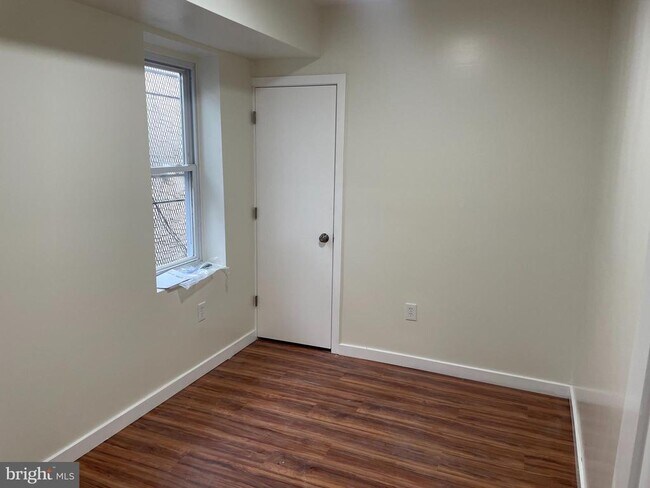 Building Photo - 7028 Elmwood Ave