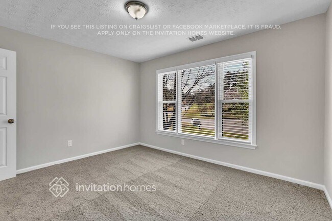 Building Photo - 1810 Collines Ave