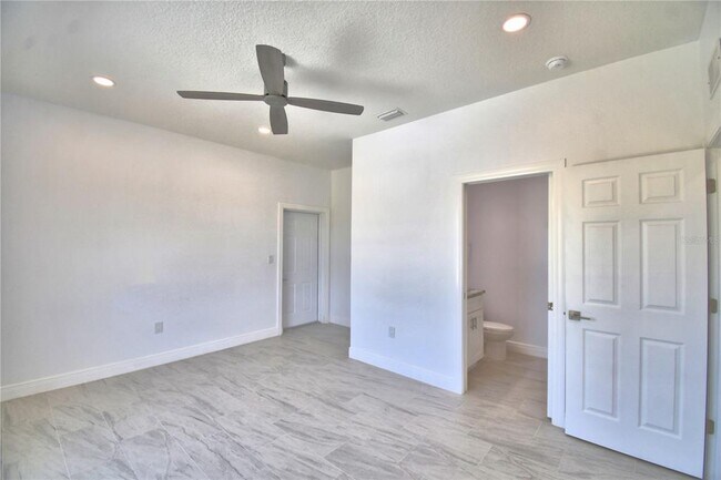 Building Photo - 7951 Sarasota Dr