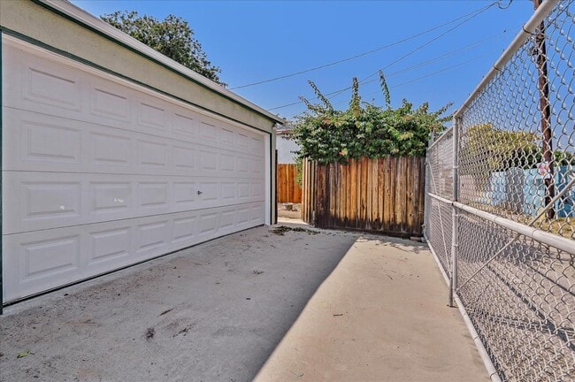 Building Photo - 3532 Maplewood Ave
