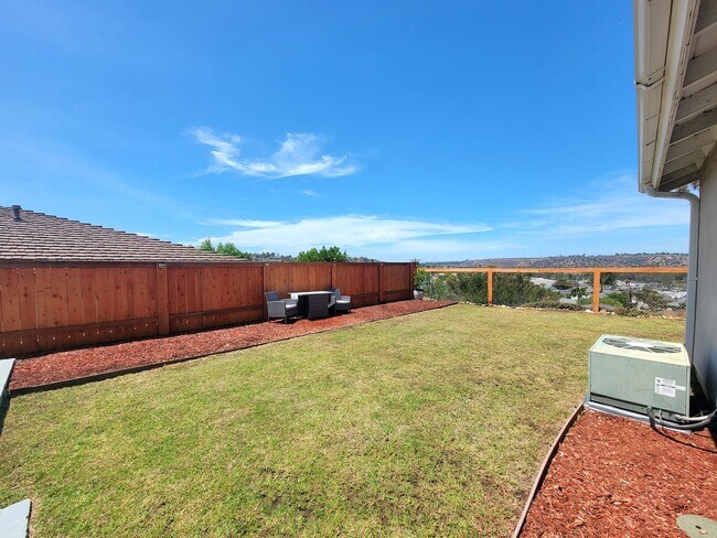 Building Photo - Darling, Move-In Ready Home in Highly Sought After Neighborhood w/ a Great View!!