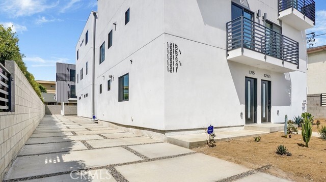 Building Photo - 1215 N Kingsley Dr