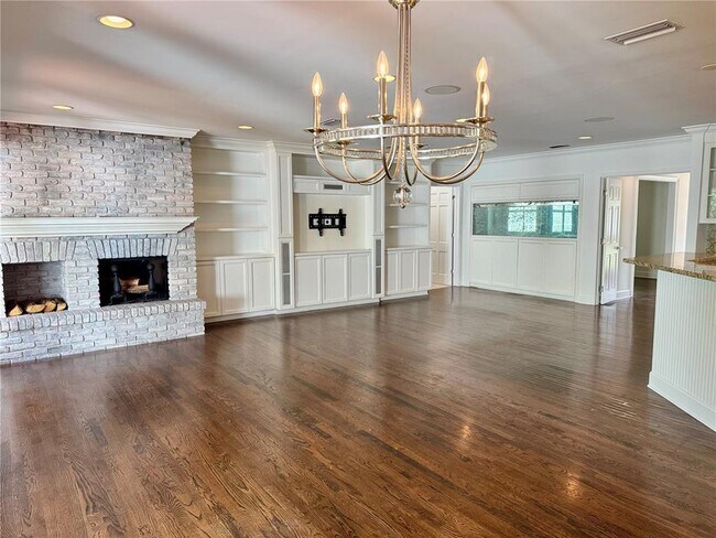 Building Photo - 912 S Himes Ave