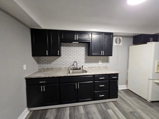 Building Photo - Newly updated 2 bedroom 1 bsth apartment i...