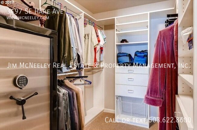 Building Photo - 3497 SE Hare Ave