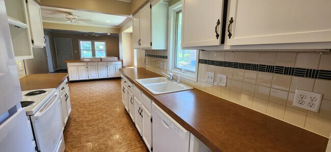 Building Photo - Beautiful home with attached garage and great yard!