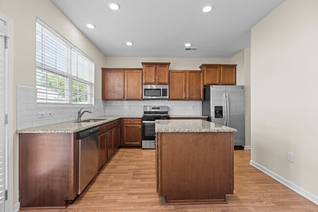 Building Photo - 624 Hiddenbrook Dr