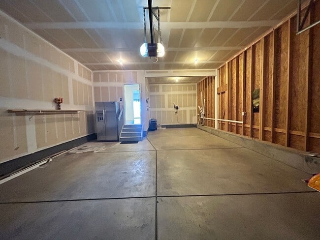 Building Photo - Spacious 5-Bedroom House with Large Fenced Yard