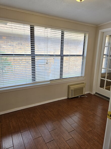 Sun Room - 1629 Wyoming Ave