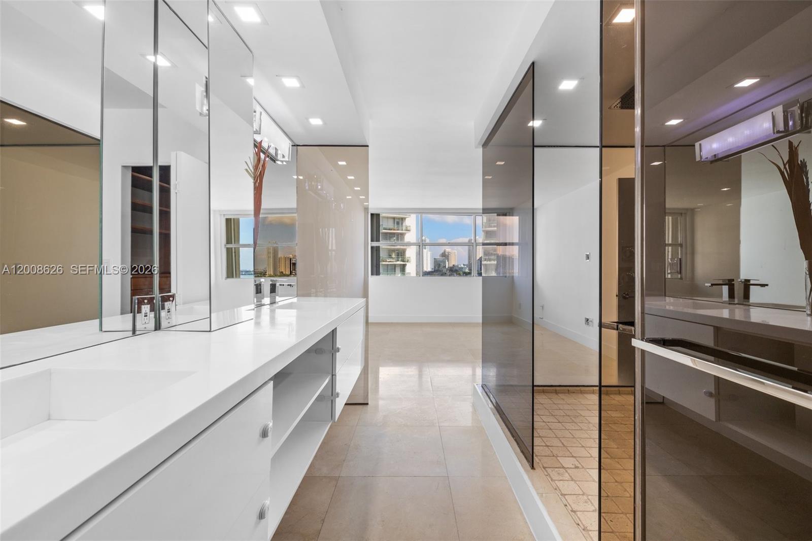 Building Photo - 1420 Brickell Bay Dr