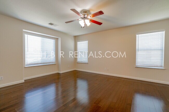 Building Photo - 803 Twin Oaks Dr