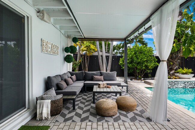 Building Photo - 1715 NE 40th St